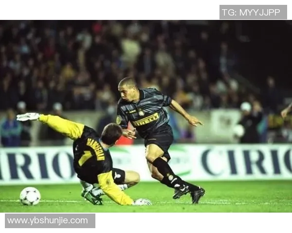 足球明星的过人绝技揭秘：如何在赛场上轻松突破防线与对手较量